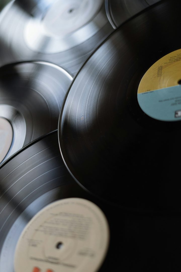 Entspannungszeit mit Vinyl und Plattenspieler